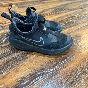 Nike Kids Black Slip-On Sneakers Silver Swoosh Size 13C Boys Girls 13